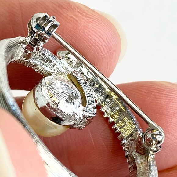 Marvella Circle Brooch Rhinestone Faux Pearl Silver Tone Vintage Jewelry - Picture 4 of 9